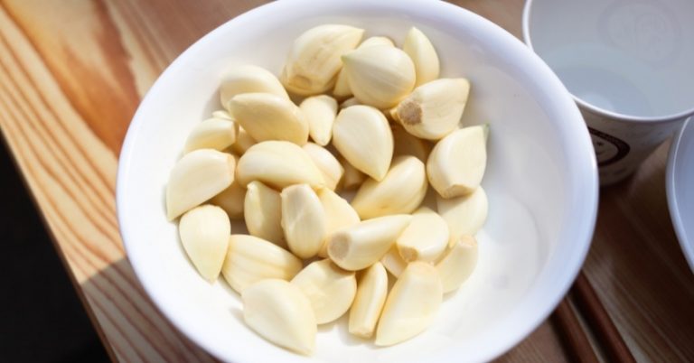 El truco para pelar los dientes de ajo sin esfuerzo
