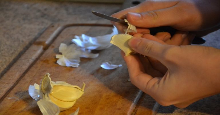 Cómo lavarse las manos para quitar el olor a ajo