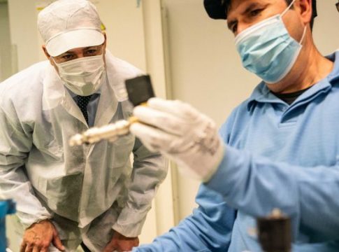 Euskadi baja a 110 los contagios y reduce la incidencia por debajo de 100 casos