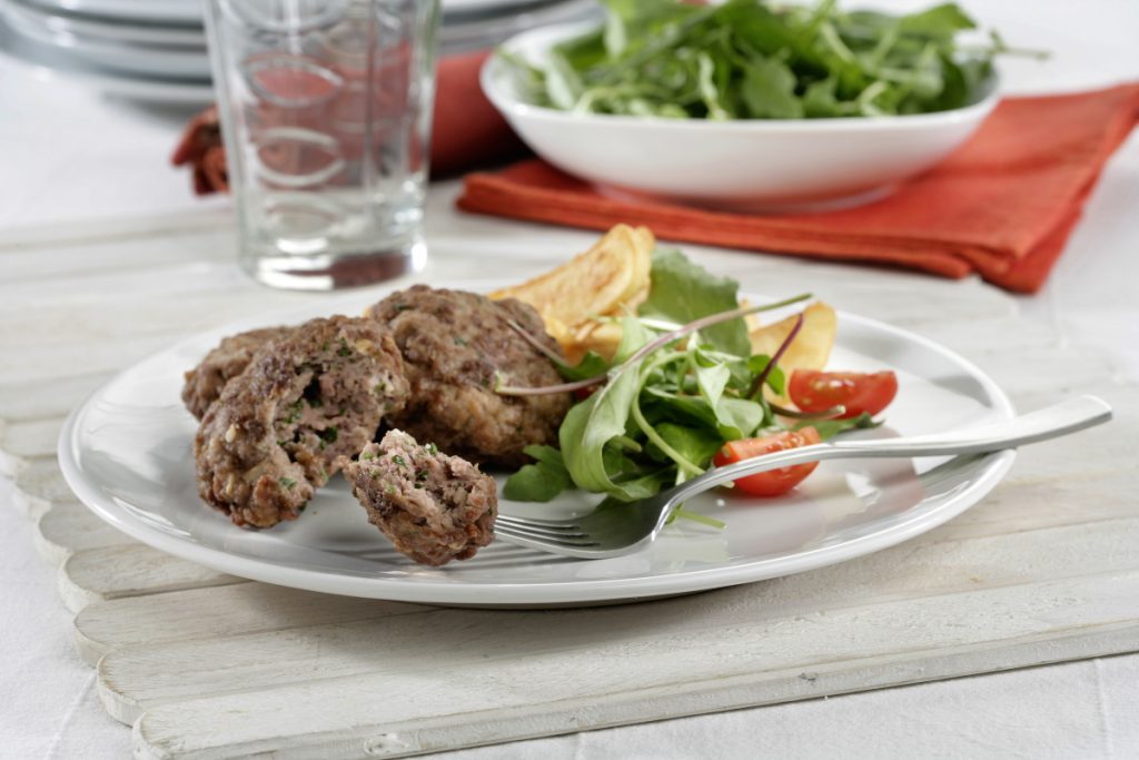 Filetes rusos: el ingrediente secreto para que salgan más jugosos 161 Filetes rusos con ensalada