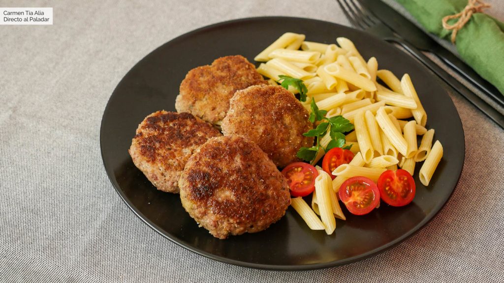 Filetes rusos: el ingrediente secreto para que salgan más jugosos 154 Filetes rusos con pasta y tomate