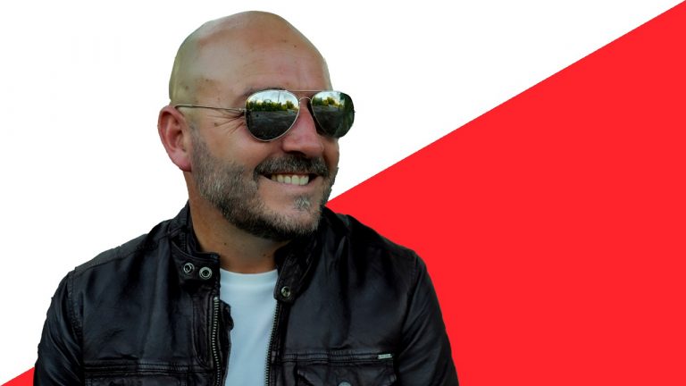 Gus Sánchez viaja a un rock vibrante con sus temas 'En la estampida' y 'Solo importas tú'