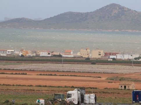 La Asamblea de Murcia concluye que cerrar los regadíos ilegales en el Mar Menor corresponde a la CHS