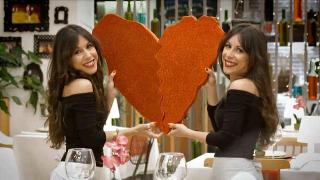 La camarera de First Dates que causa sensación
