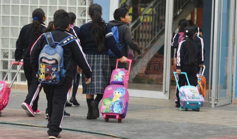 Las mochilas escolares no deben superar el 15% del peso total de los niños o adolescentes