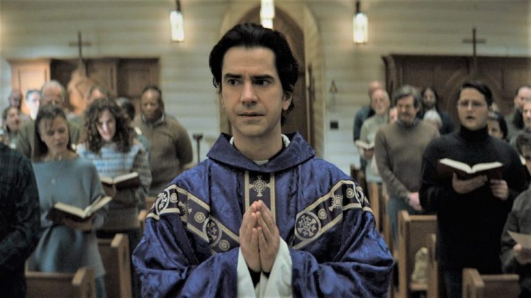 Misa de medianoche: quiénes son sus actores y por qué gusta tanto