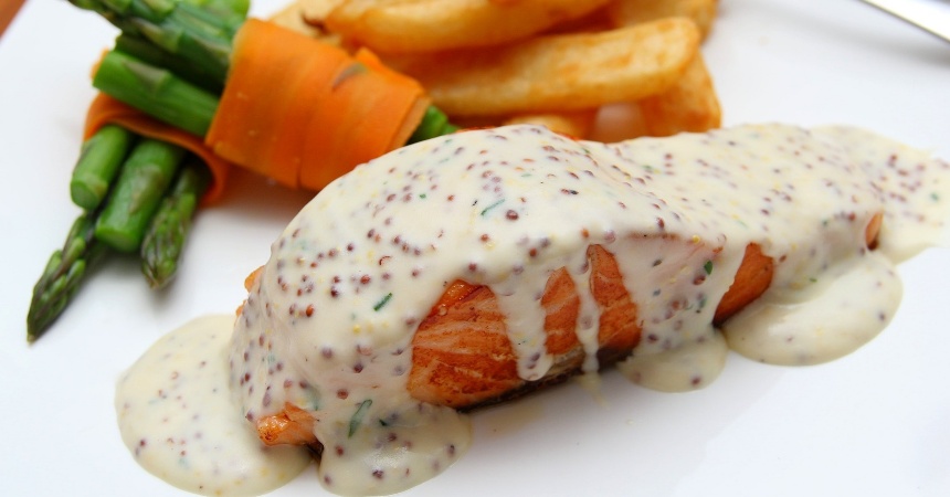 Mostaza y miel: cómo hacer esta salsa para aderezar el pollo o las costillas