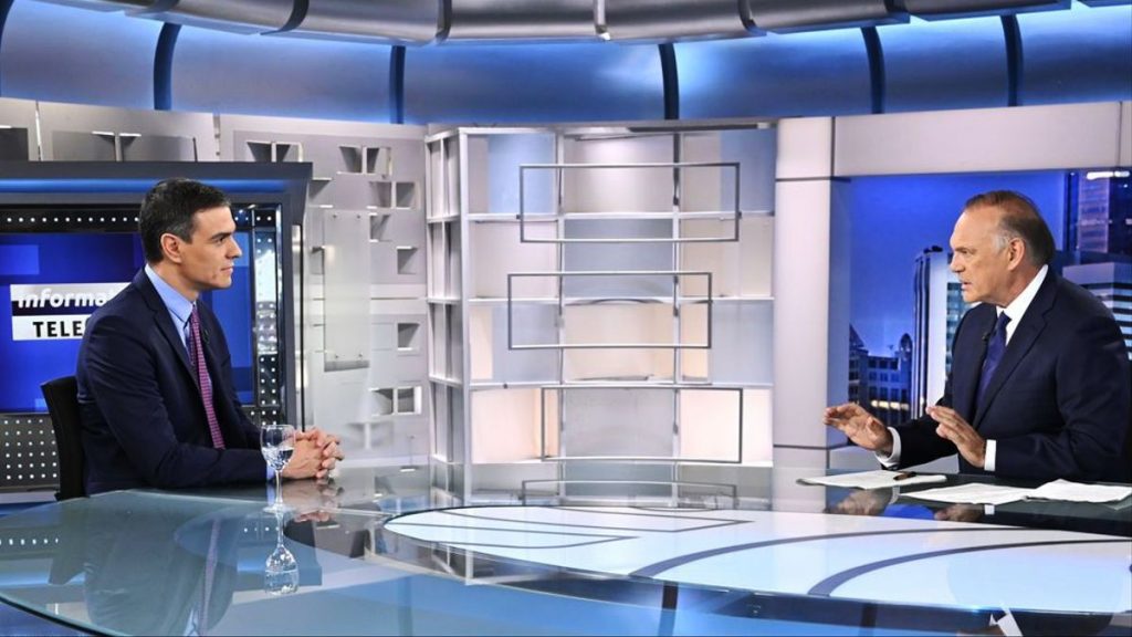 El cambio físico de Pedro Piqueras: así era hace 30 años 40 Piqueras con Pedro sanchez