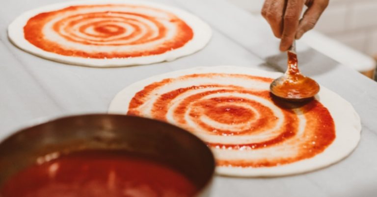 Pizza a los cuatro quesos: la base que debes darle a la masa para que quede espectacular