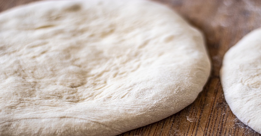 Pizza a los cuatro quesos: la base que debes darle a la masa para que quede espectacular