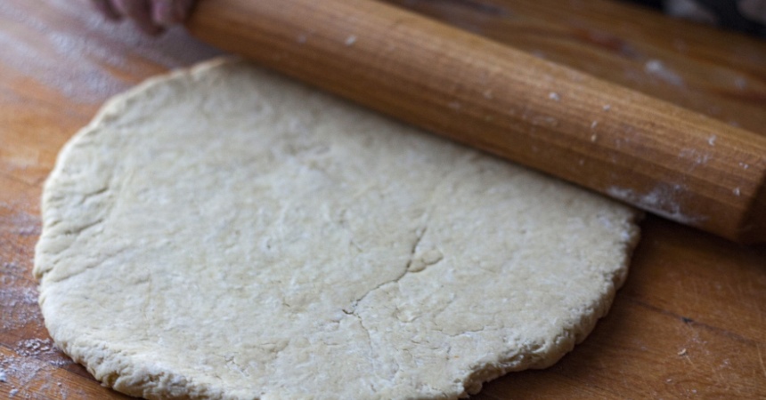 Pizza a los cuatro quesos: la base que debes darle a la masa para que quede espectacular