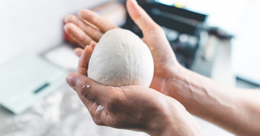 Pizza a los cuatro quesos: la base que debes darle a la masa para que quede espectacular