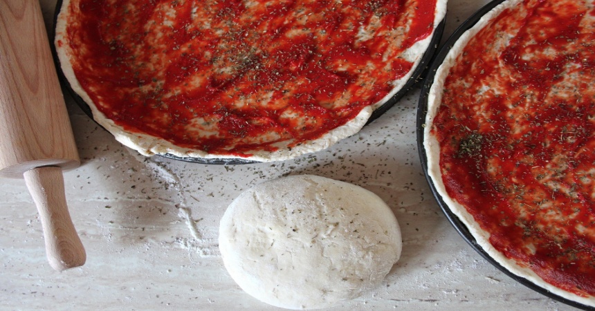 Pizza a los cuatro quesos: la base que debes darle a la masa para que quede espectacular
