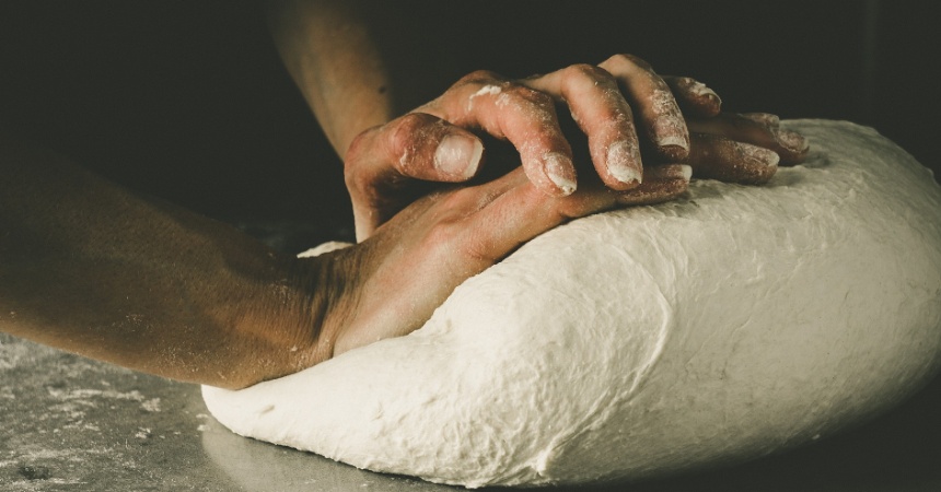 Pizza a los cuatro quesos: la base que debes darle a la masa para que quede espectacular