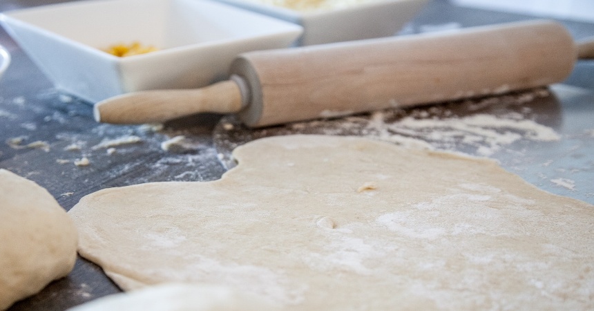 Pizza a los cuatro quesos: la base que debes darle a la masa para que quede espectacular
