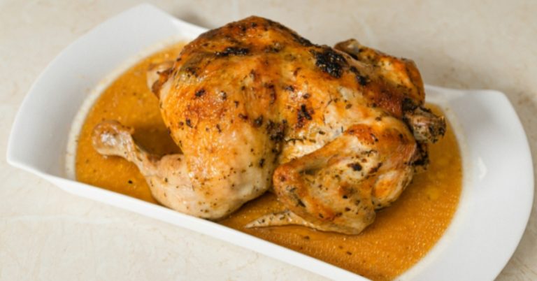 Pollo al horno: el secreto de los chefs más famosos para que salga jugoso