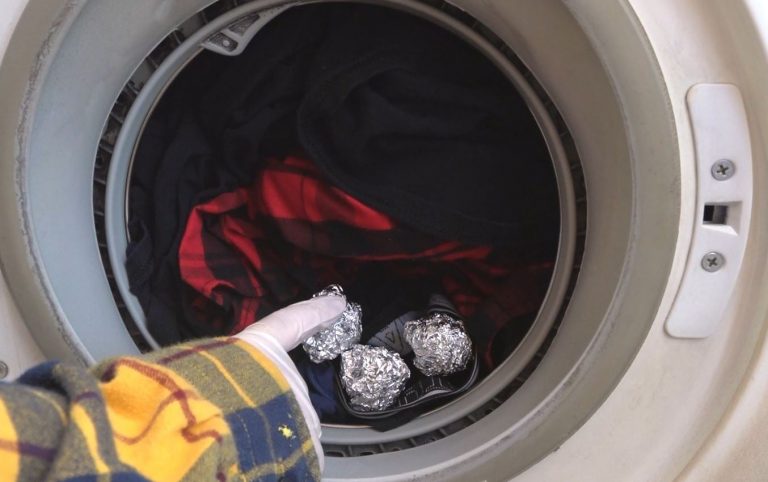 Por qué debes meter bolas de papel de aluminio en la lavadora