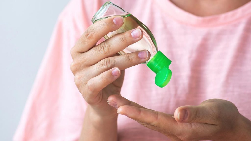 Por qué no debes secarte las manos cuando te desinfectas con alcohol 80 Por qué no debes secarte las manos cuando te desinfectas con alcohol