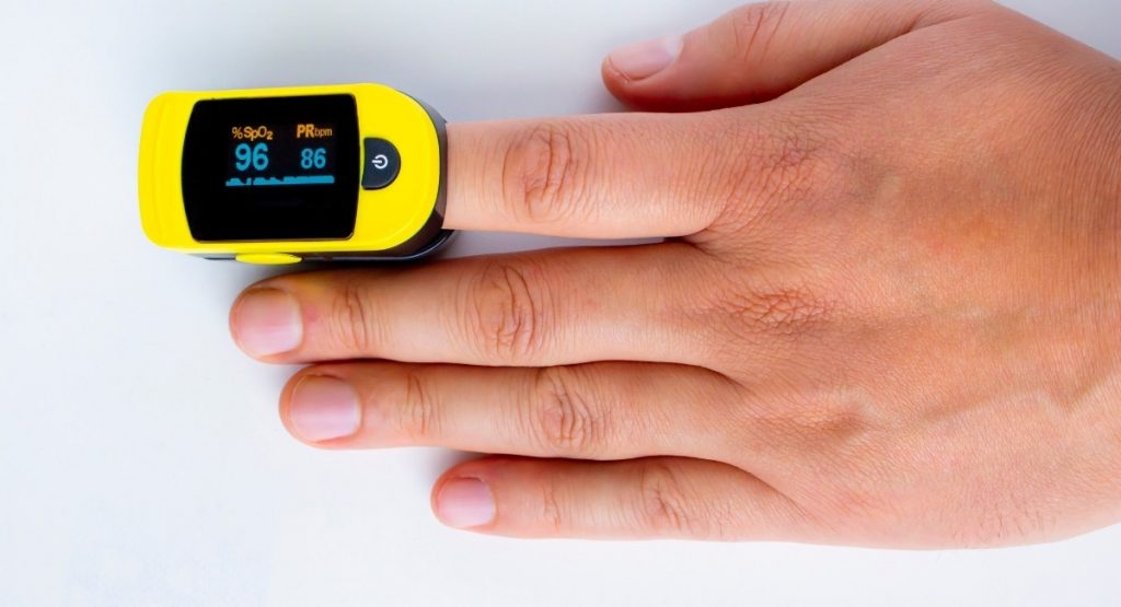 ¿Cómo es la actuación según él % de saturación en la pulsoxiometria?