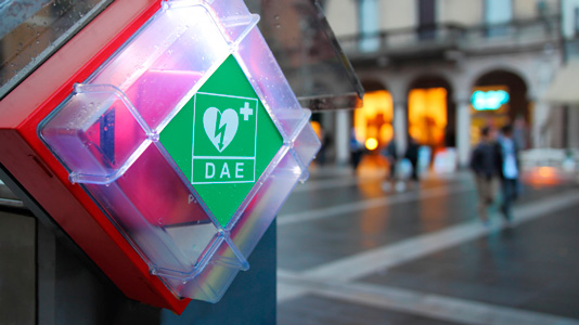 Qué es un desfibrilador 315 ¿Qué significan las siglas DEA y DESA que se encuentran en los desfibriladores?