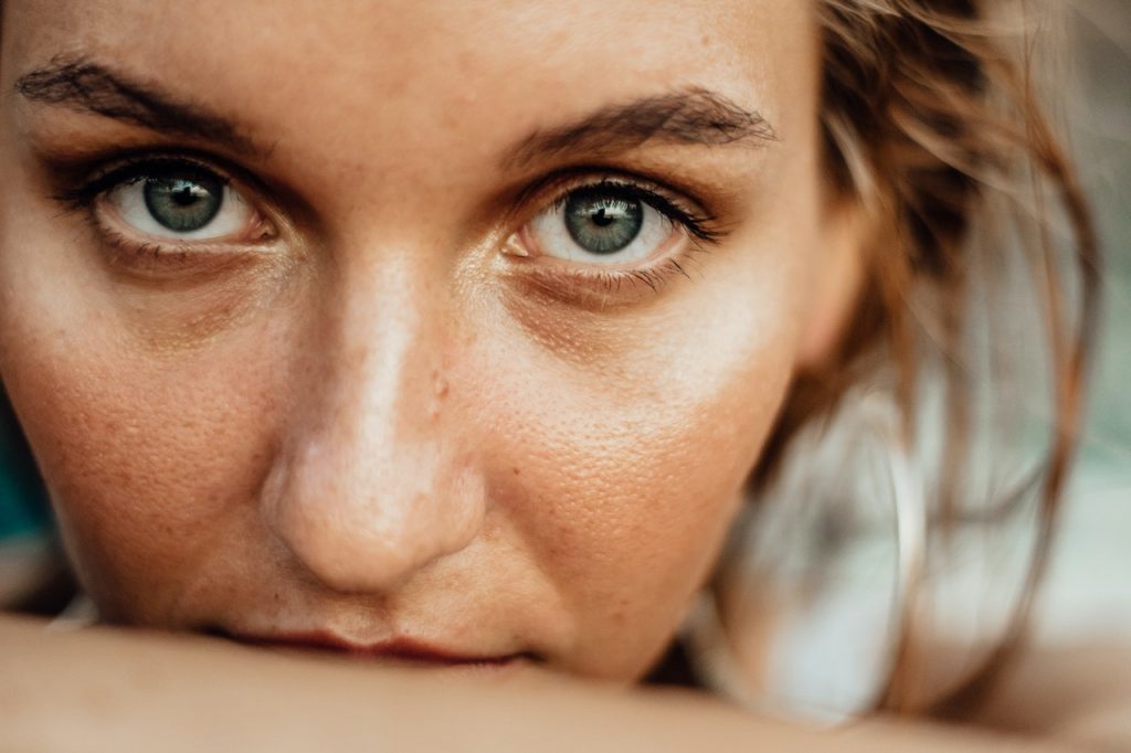 ¿Algún tips para evitar los parpados caídos?