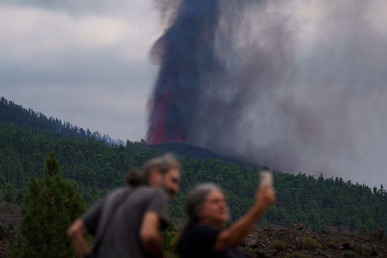 Realojan a afectados por el volcán de La Palma en establecimientos turísticos