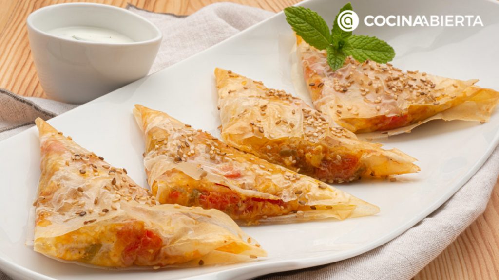 Samosa dde pollo con salsa de yogur