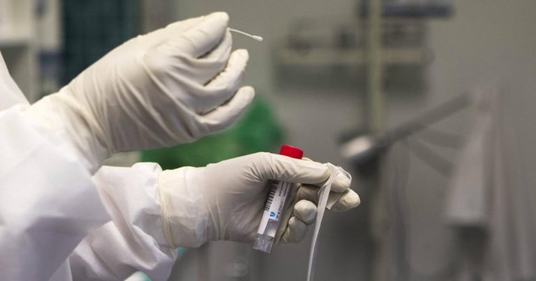 Sanidad registra 6.818 nuevos casos, 132 muertes y la incidencia baja a 221