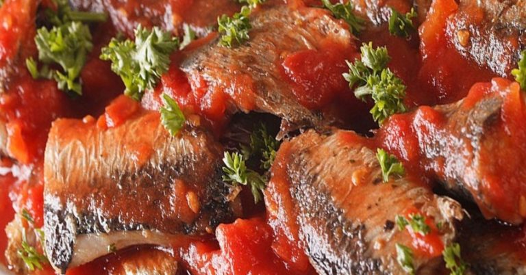 Sardinas: cómo hacerlas con tomate en el horno