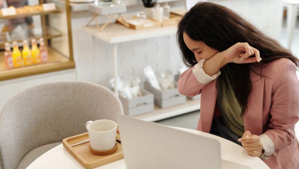 El motivo por el que nunca deberías aguantar un estornudo 141 Taparse codo