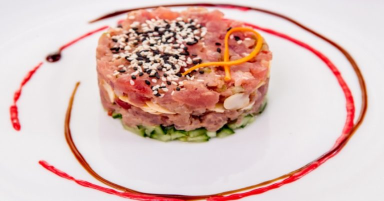 Los ingredientes para hacer un tartar de atún de escándalo