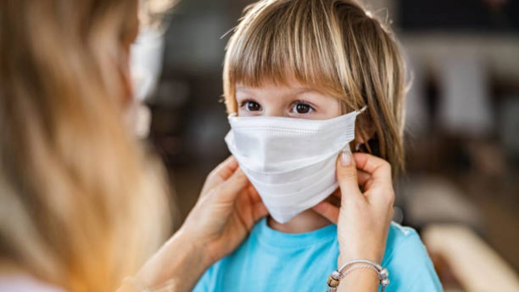 Trucos para que tu hijo no se confunda de mascarilla en el colegio