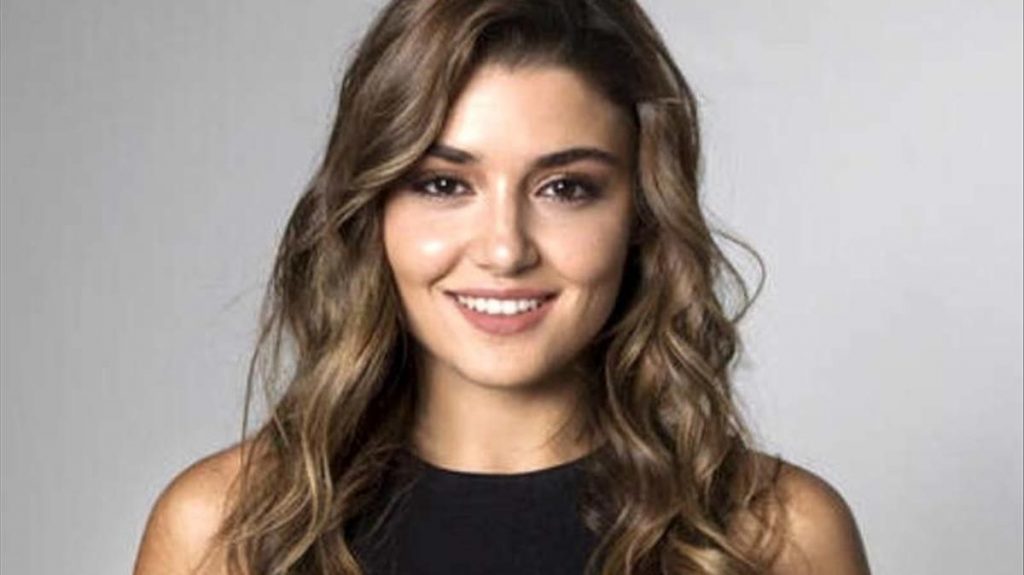 Love is in the air: la carrera que Hande Erçel se negó a estudiar 100 Un joven talento que se luce en sus compromisos