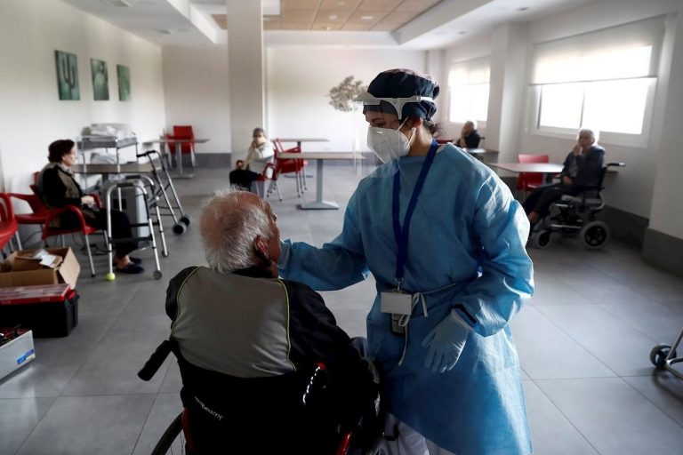 Un total de 42 residencias de Cataluña presentan casos activos