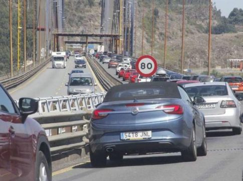 Una colisión múltiple se salda con una persona herida y retenciones en la AP-9 en Vigo