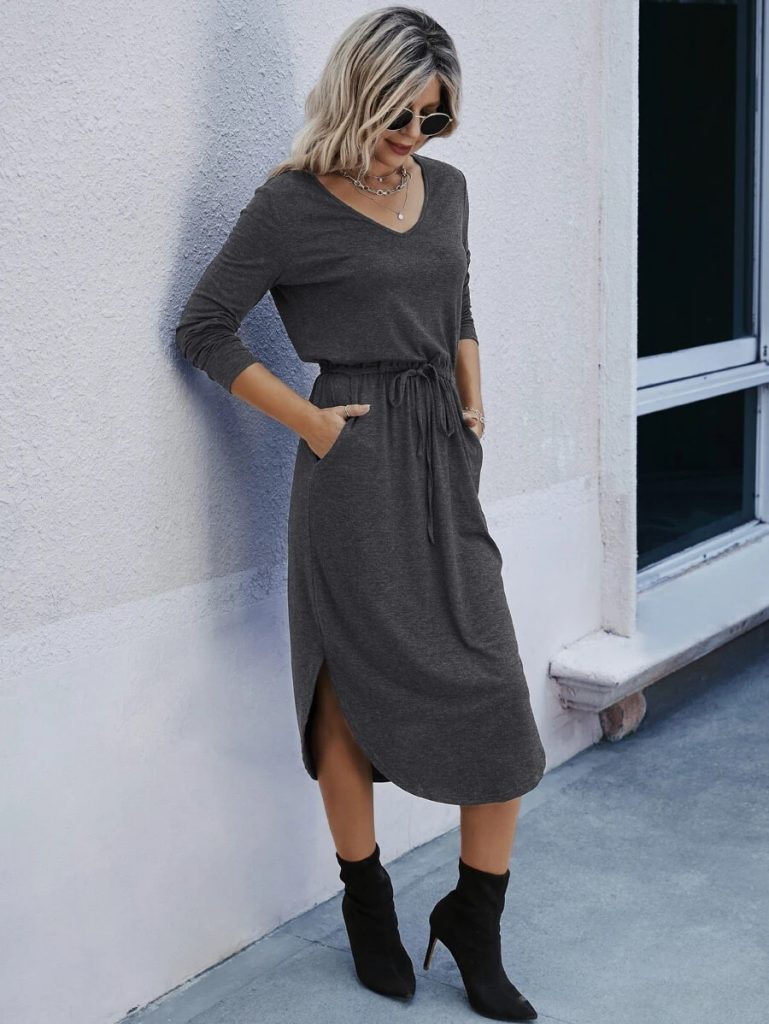 Vestido unicolor con diseño con cordón bajo con abertura