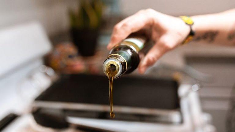 ¿Caduca el aceite de oliva? Esto es lo que de verdad sabemos