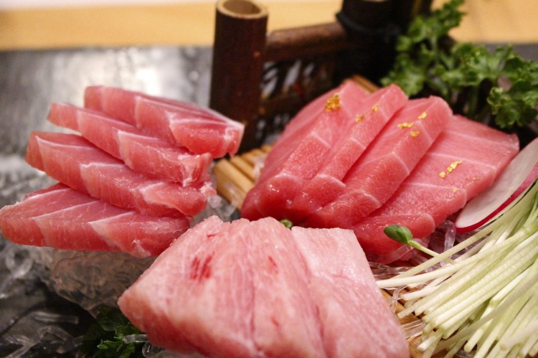 Los ingredientes para hacer un tartar de atún de escándalo