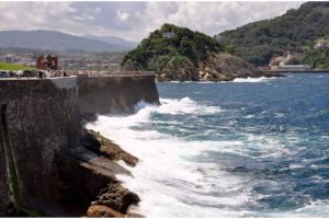 Conocer la costa y la bahía de San Sebastián a través de un paseo a bordo del catamarán Ciudad San Sebastián