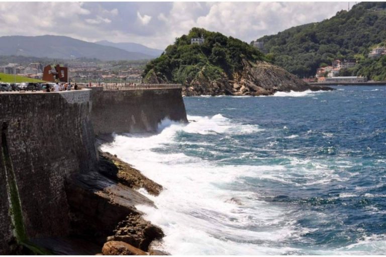 Conocer la costa y la bahía de San Sebastián a través de un paseo a bordo del catamarán Ciudad San Sebastián