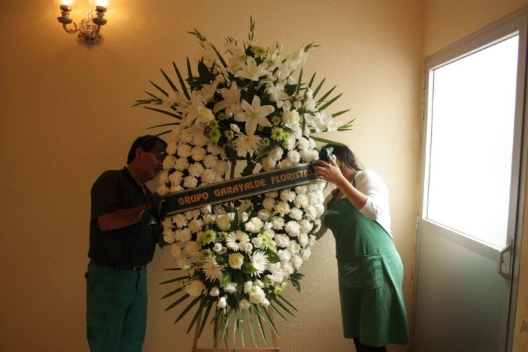 La especialidad de Garayalde Floristas en coronas de flores para los tanatorios de Madrid