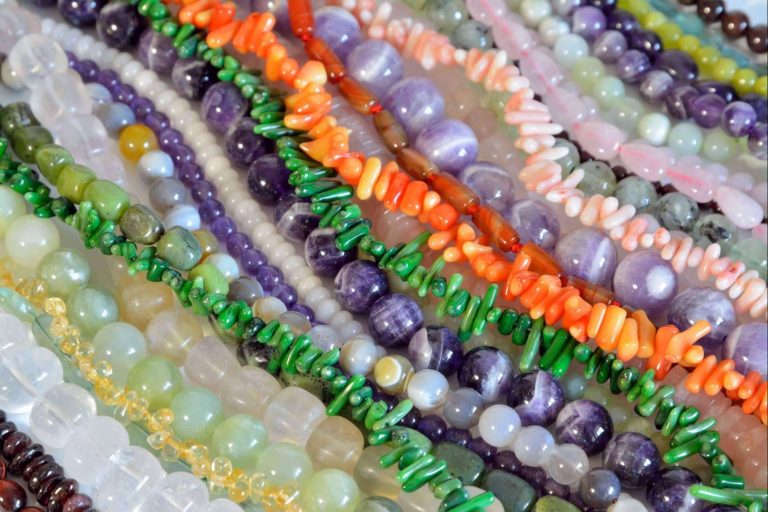 Los beneficios de las pulseras de minerales de Tierra de Gemas