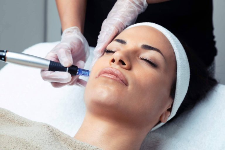 VG Virginia Gómez realiza el procedimiento de la mesoterapia facial