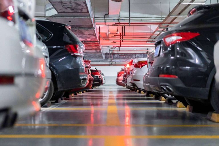 Encontrar parking seguro y económico con Parkimeter, una de las mejores alternativas a la zona azul o verde de Barcelona