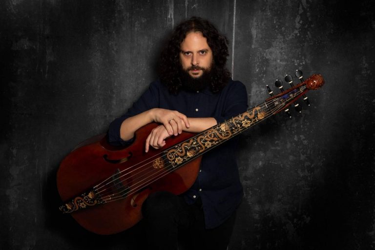 Fahmi Alqhai, el virtuoso violagambista, considerado uno de los mejores intérpretes de viola da gamba del mundo