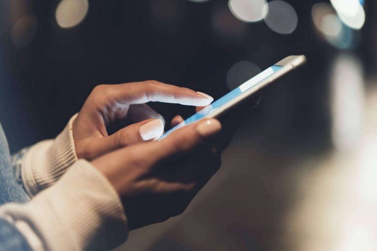 El impacto de la luz azul de las pantallas en la vista, por Castor Sunglasses