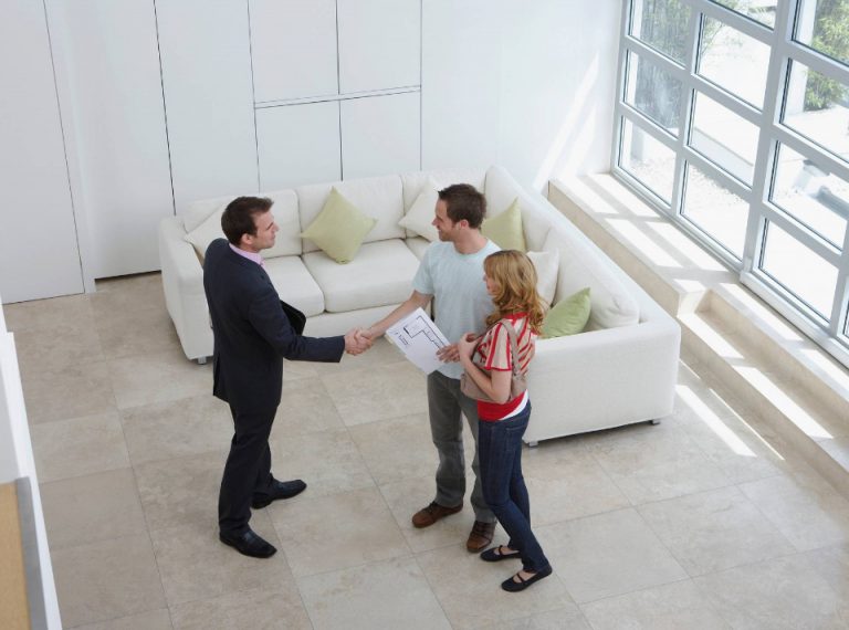 los beneficios de vender la propiedad con una inmobiliaria