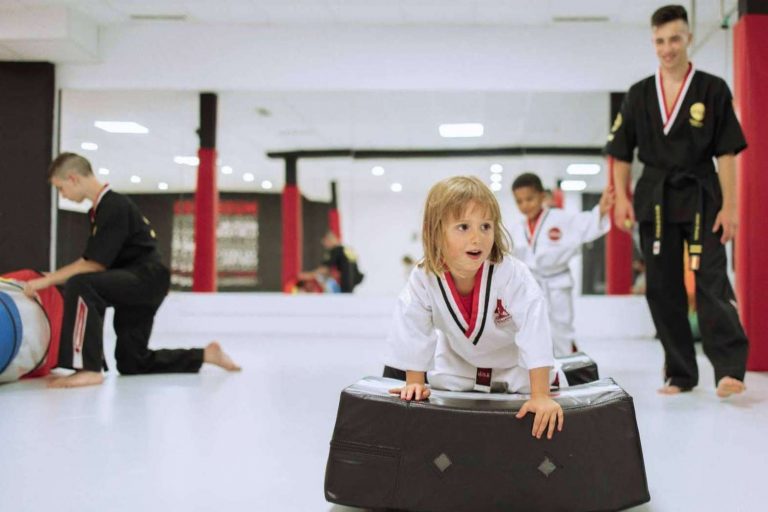 Formación y enseñanza en defensa personal a través de Mugenkids, el entrenamiento mugendo para niños