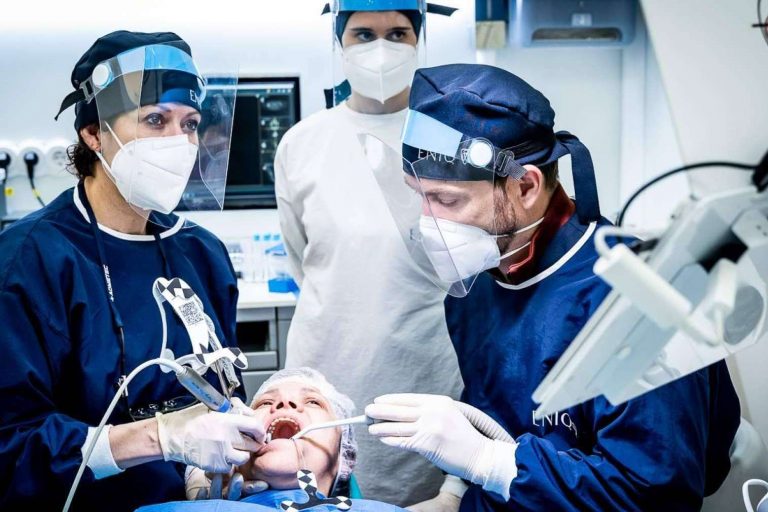 Realizarse implantes dentales con cirugía de navegación dinámica es posible en la Clínica Eniq
