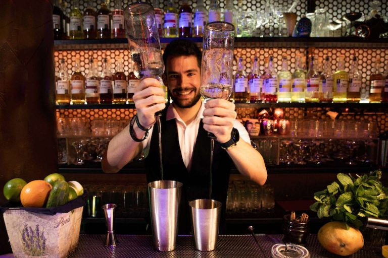 el curso profesional de Bartender de ESCOM